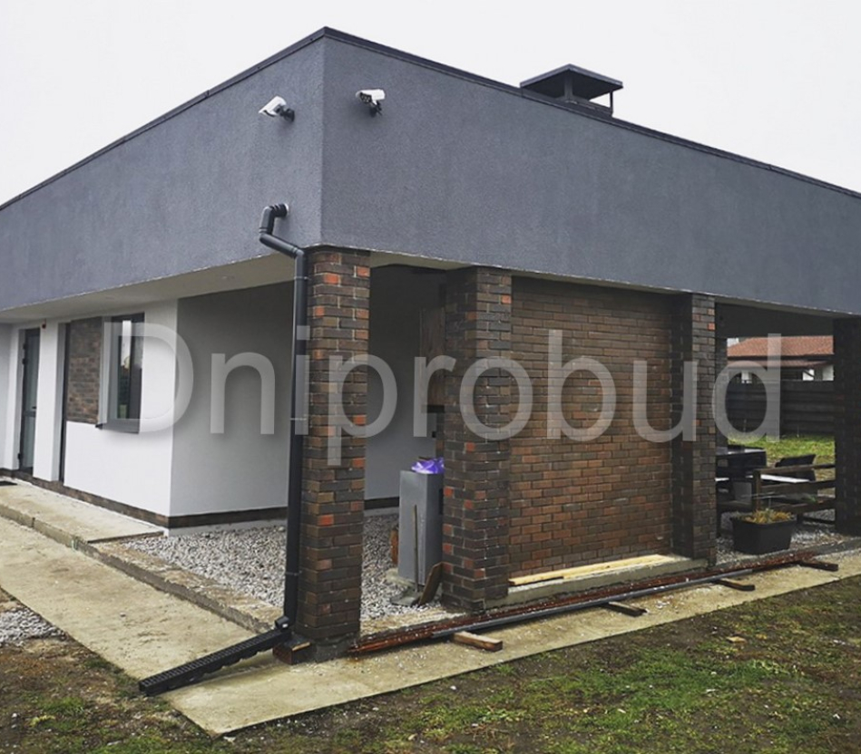 Невеликий одноповерховий будинок з плоским дахом в Обухівці