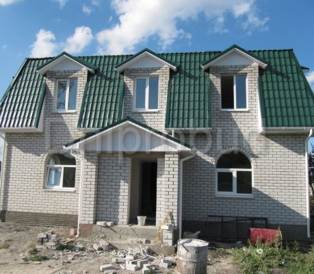 Компактний котедж з високою аттиковою стіною в с. Любимівка (G)