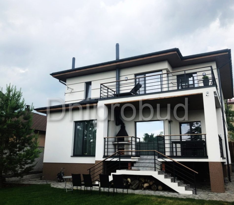 Сучасний будинок з цокольним поверхом на вул. Січових Стрільців