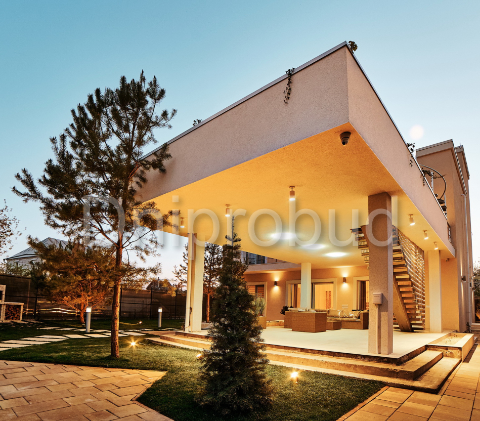 Триповерховий житловий будинок у сучасному стилі на Острові Водників