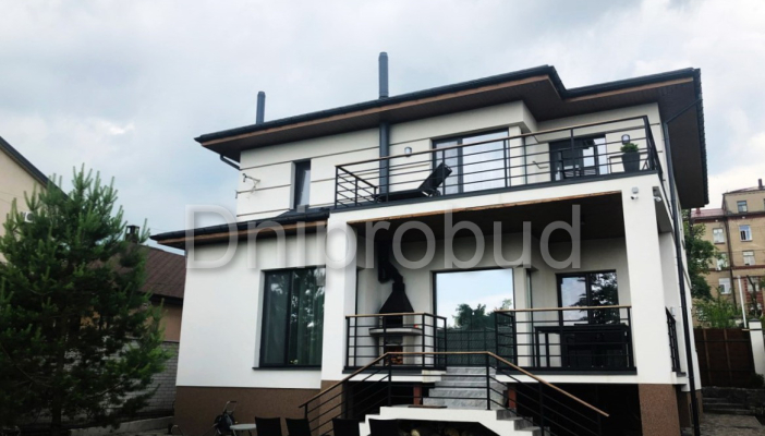 Сучасний будинок з цокольним поверхом на вул. Січових Стрільців