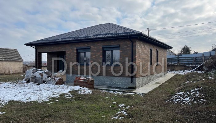 Будинок з цегляним оздобленням на вул. Холмогорська