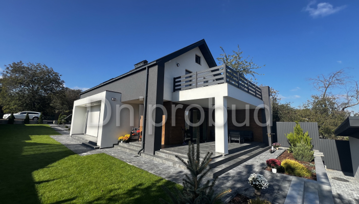 Двухэтажный дом с подвалом в г. Умань