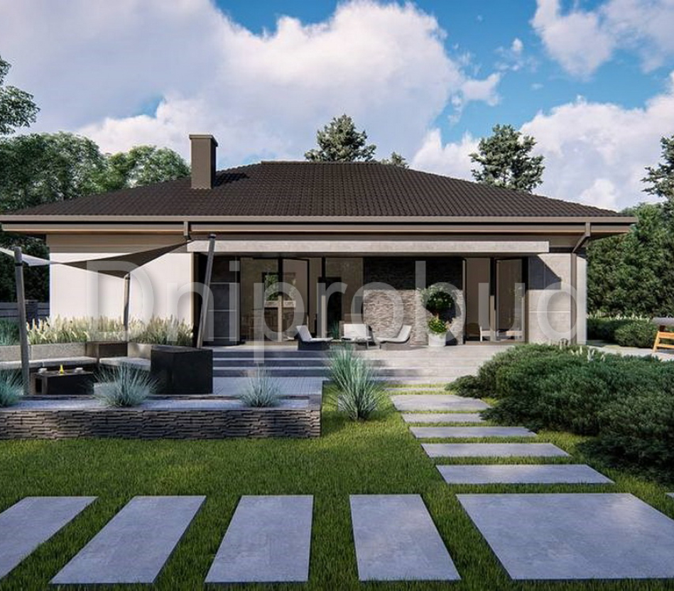 Одноповерховий будинок з цегляним оздобленням у с. Мала Солтанівка