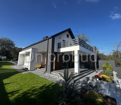 Двоповерховий будинок з підвалом у м. Умань