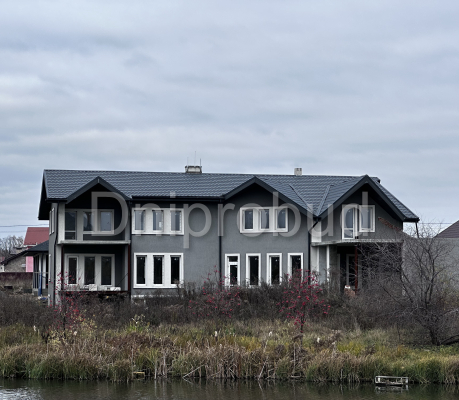 Двоповерховий будинок біля озера у с. Гатне