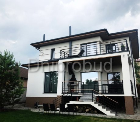 Сучасний будинок з цокольним поверхом на вул. Січових Стрільців