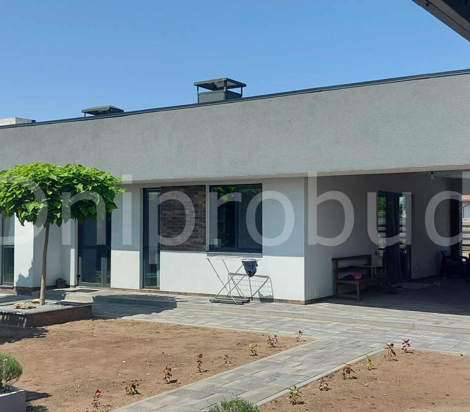 Небольшой одноэтажный дом с плоской кровлей в Обуховке