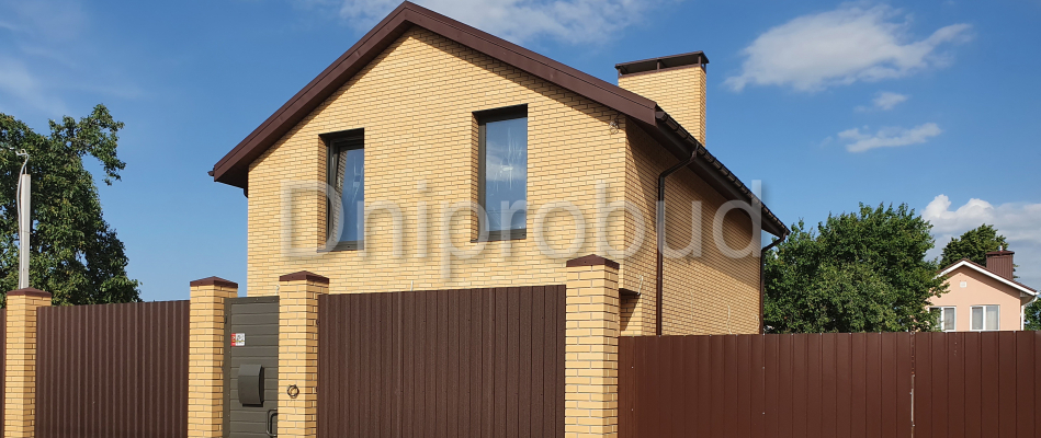 Котедж з вітражним склінням на вул. Змагання