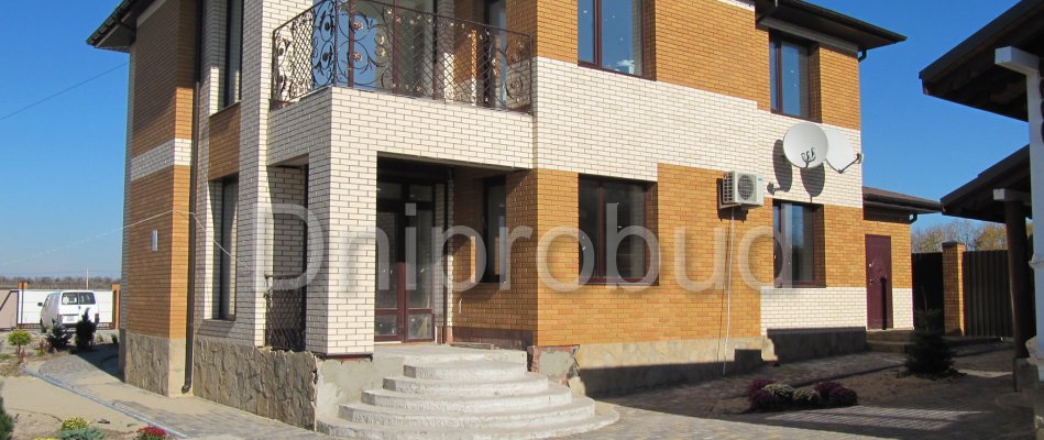 Двоповерховий котедж у с. Кушугум Запорізької обл.