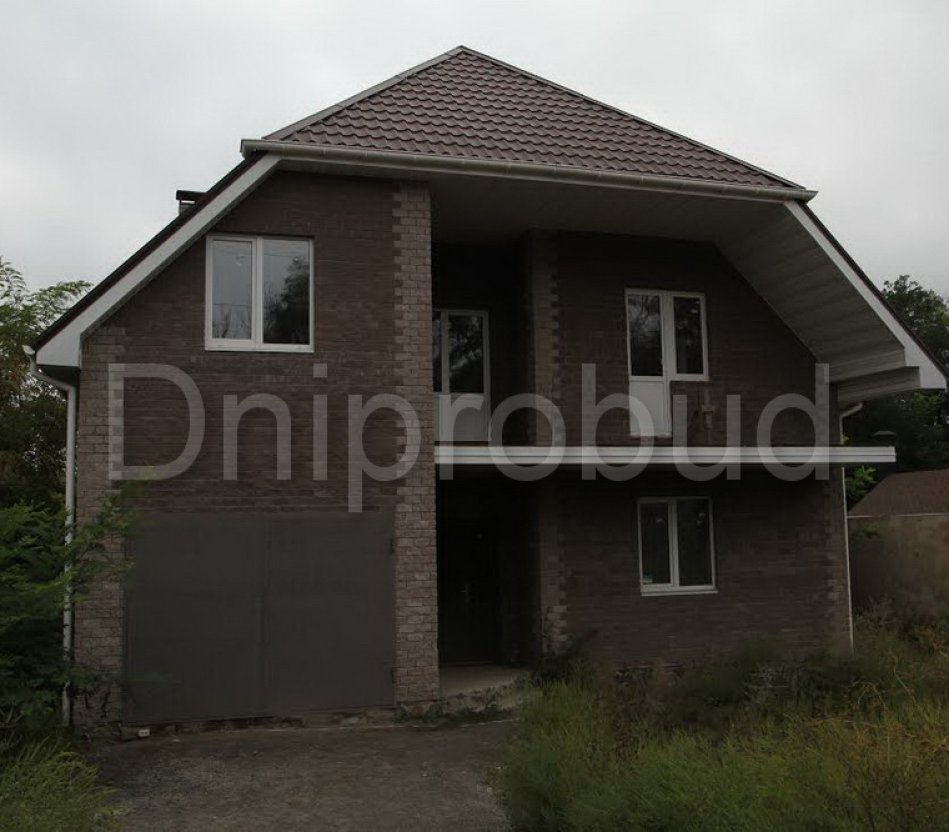 Класичний цегельний будинок в с. Любимівка