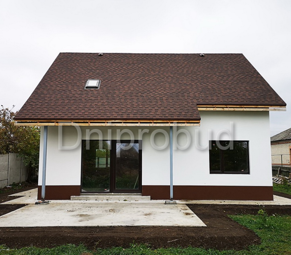 Невеликий будинок мансардного типу в м. Підгородне