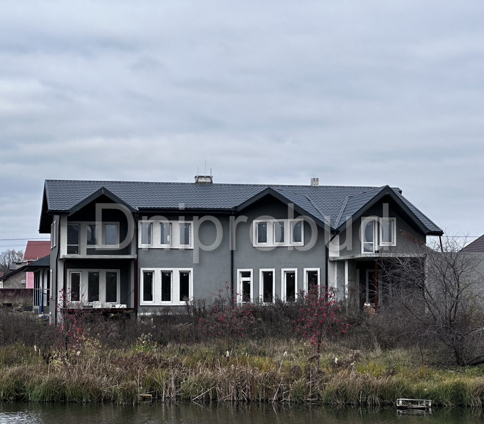 Двухэтажный дом у озера в с. Гатное