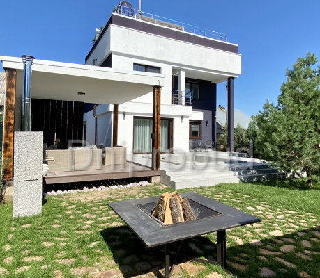 Будинок з басейном на другому поверсі на Острові Водників